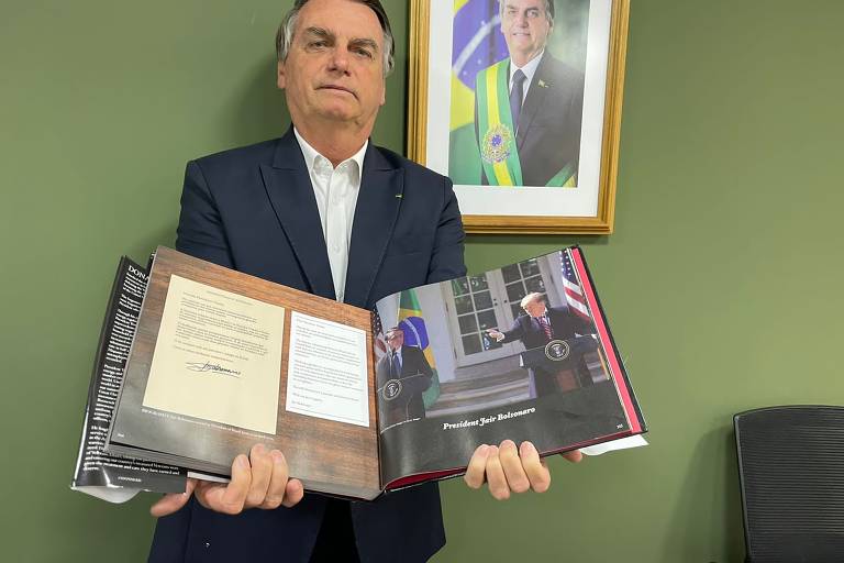 Trump envia livro a Bolsonaro e diz que ele é ‘fantástico’