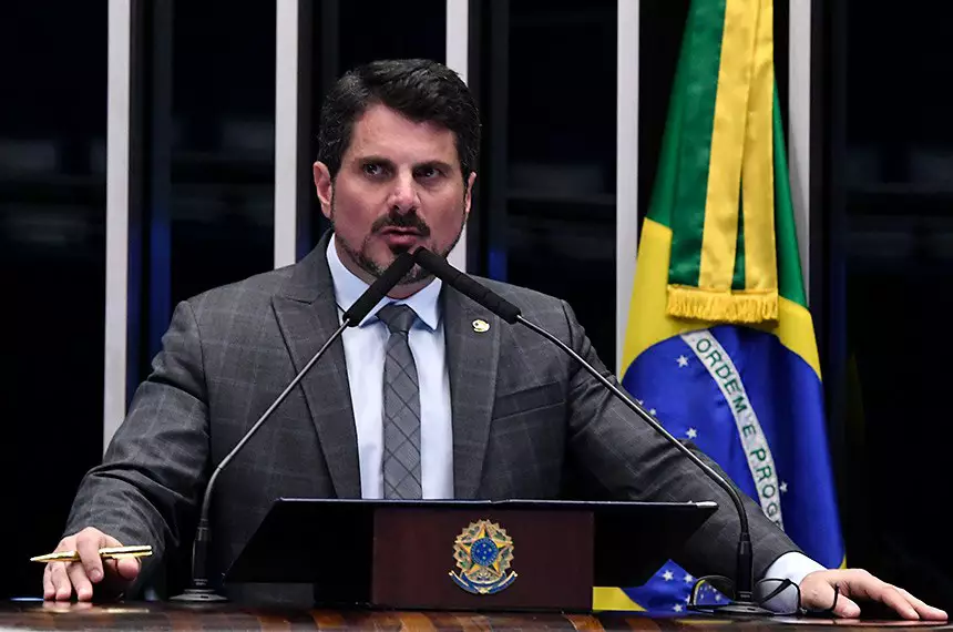 Polícia Federal faz buscas em gabinete e endereços do senador Marcos do Val