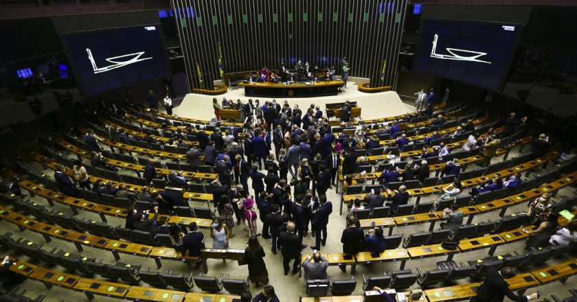 Câmara aprova projeto de lei que torna crime a discriminação de políticos