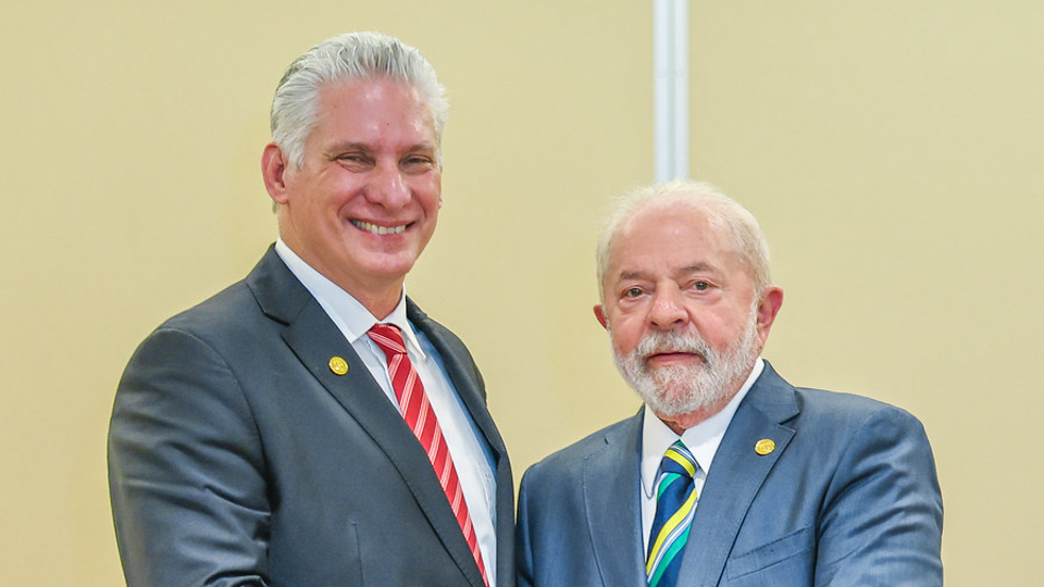 Lula se reúne com o ditador de Cuba em Paris