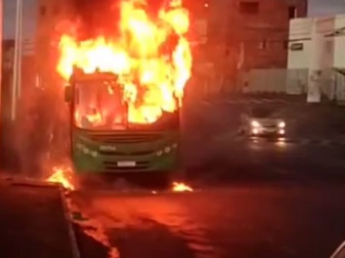 Ônibus é incendiado e outro apedrejado após arrastão em Sussuarana Salvador