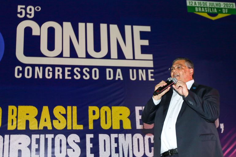 Flávio Dino assume que quer regular as redes sociais por causa de “ideias da direita”