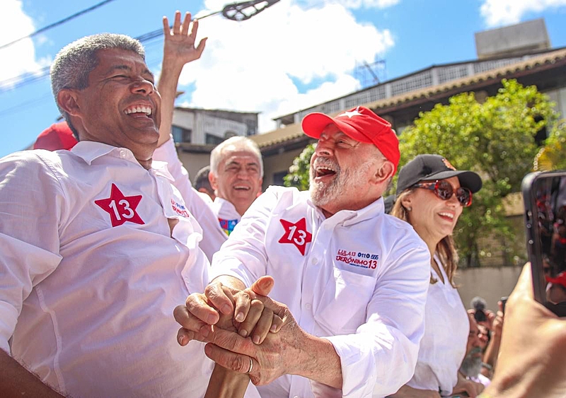 Lula comemora independência do Brasil na Bahia em carro aberto