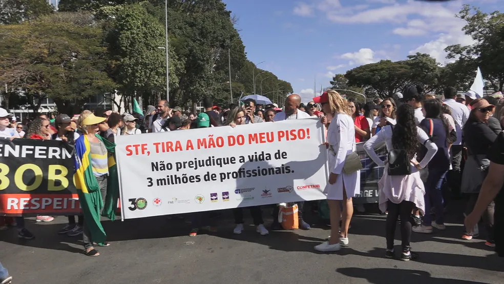 Enfermeiros protestam contra o resultado da votação do piso da categoria, concluída pelo STF 