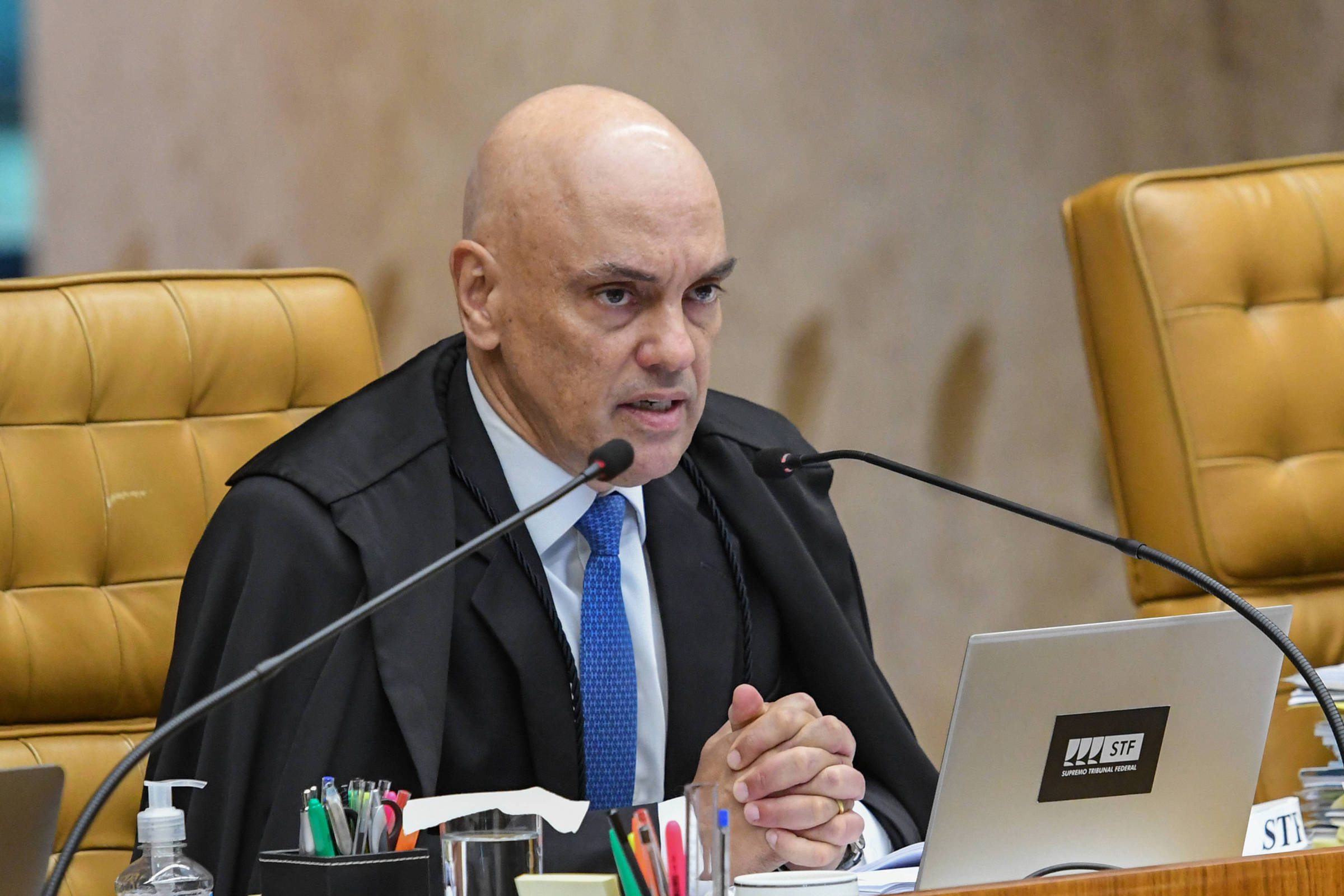 Alexandre de Moraes determina que redes sociais  enviem postagens de Bolsonaro a PGR