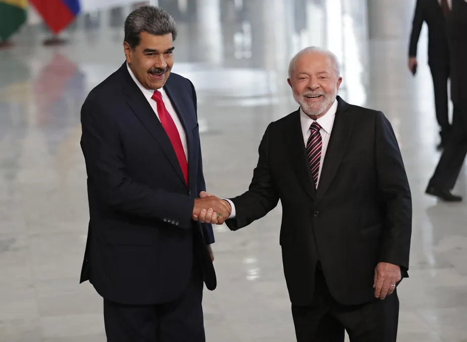 Lula assina decreto que autoriza Brasil a comprar energia da Venezuela