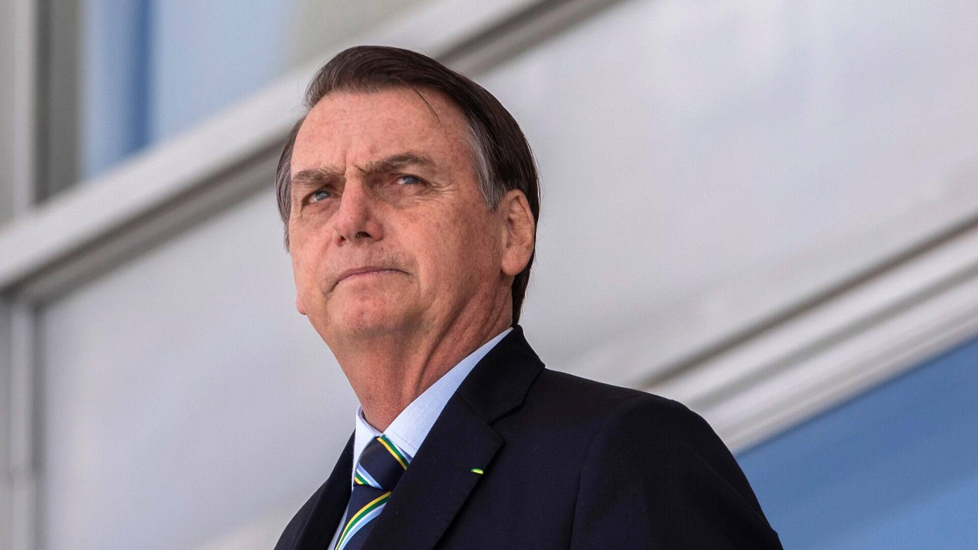 Bolsonaro doa R$ 100 mil a viúva de soldado da Rota