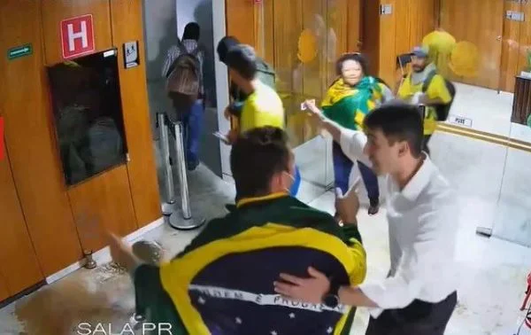 General flagrado com invasores preparou viagem de Lula na véspera