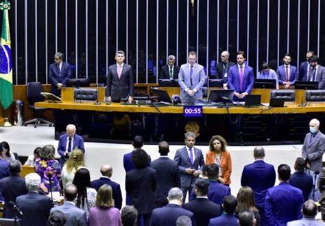 Câmara aprova MP que reajusta salário mínimo e amplia faixa de isenção do IR