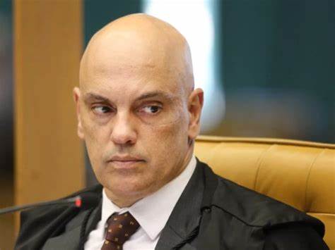 Alexandre de Moraes proíbe qualquer contato de Mauro Cid com Bolsonaro e Michelle