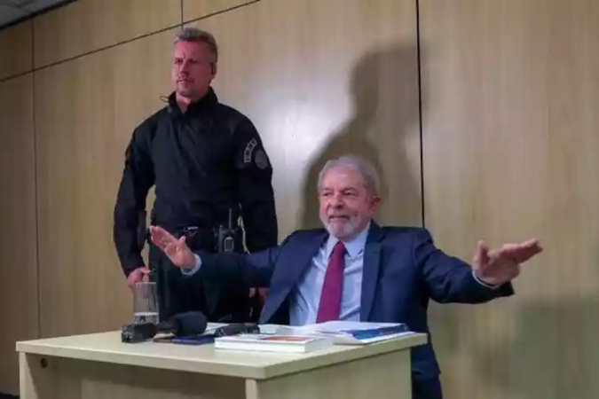 Lula nomeia seu carcereiro na PF para cargo na Presidência