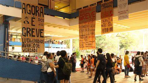 Estudantes aprovam greve na USP a partir desta quinta-feira