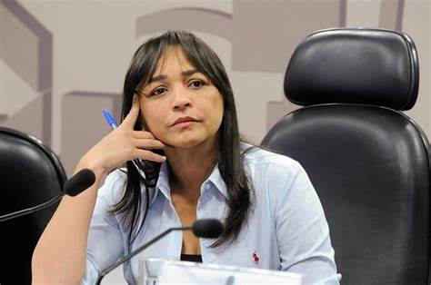 Eliziane Gama paga por ‘notícias positivas’ com verba do Senado