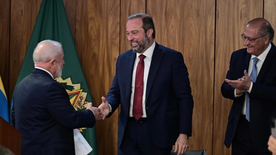 Ministro de Lula defende que Petrobras recompre refinarias privatizadas