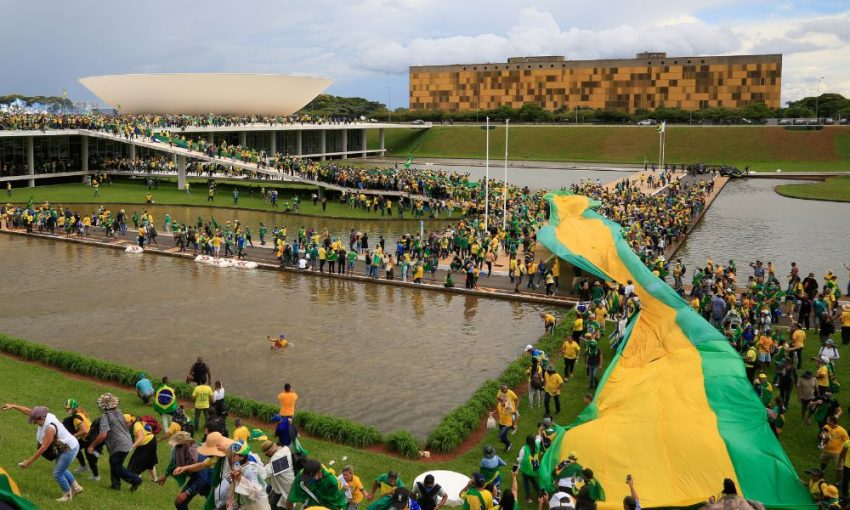 Polícia Federal cumpre mandado contra general da reserva