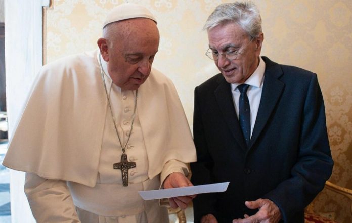 Caetano Veloso entrega carta ao papa Francisco com apelo de ajuda contra violência na Bahia