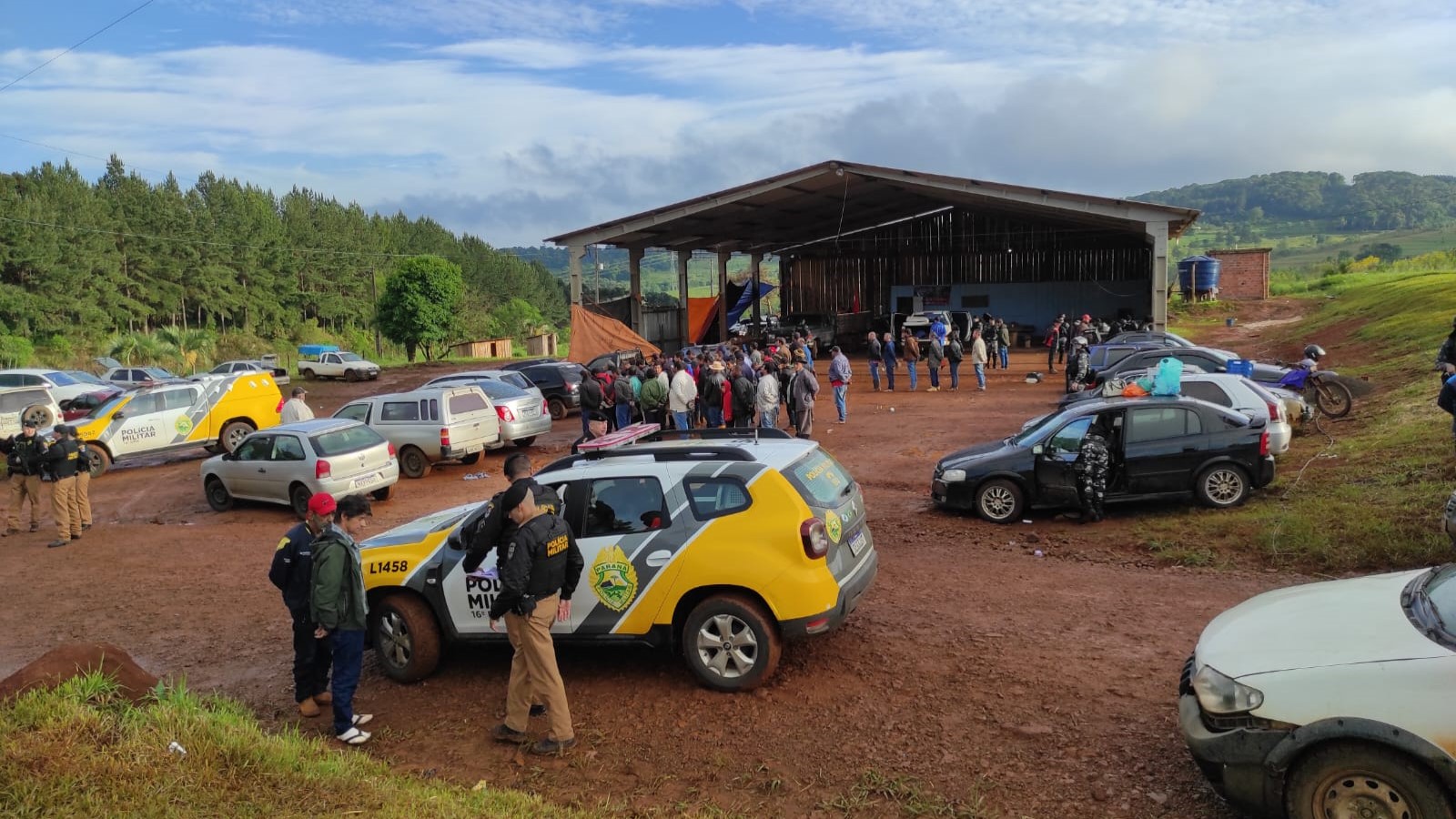 Operação da PM contra MST no Paraná encontra armas e leva 10 pessoas à delegacia