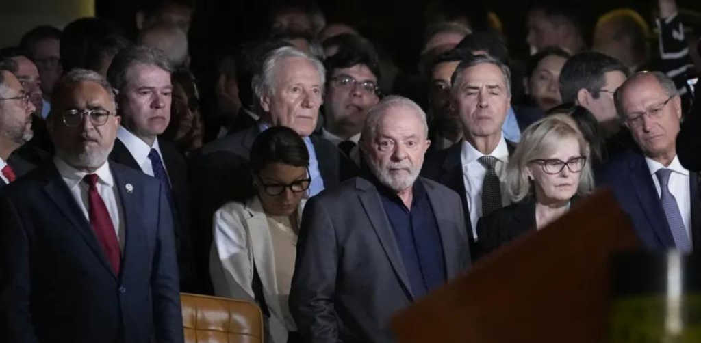 Governo Lula coloca sob sigilo voos da FAB para ministros do STF