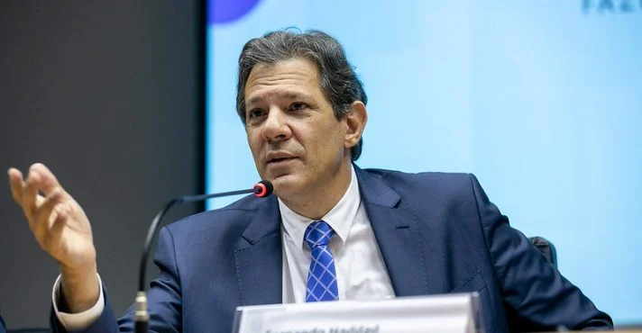 Irritado, Haddad deixa entrevista sem responder sobre meta fiscal