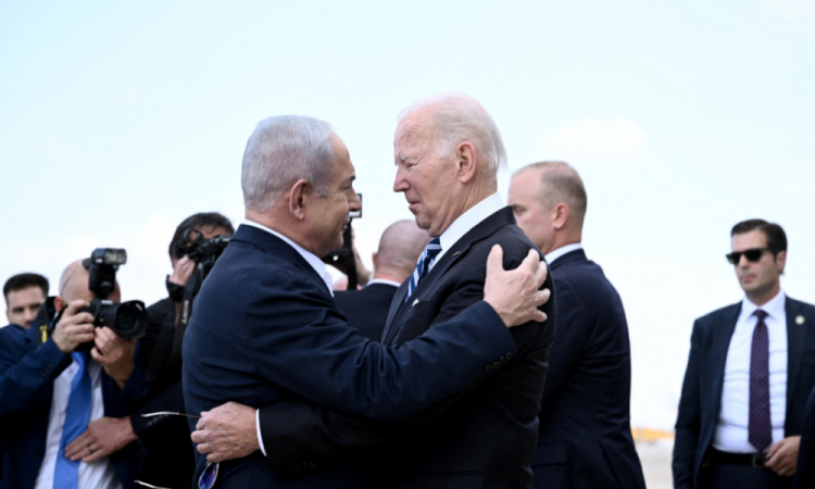 Biden chega a Israel para expressar solidariedade e é recebido por Netanyahu em aeroporto