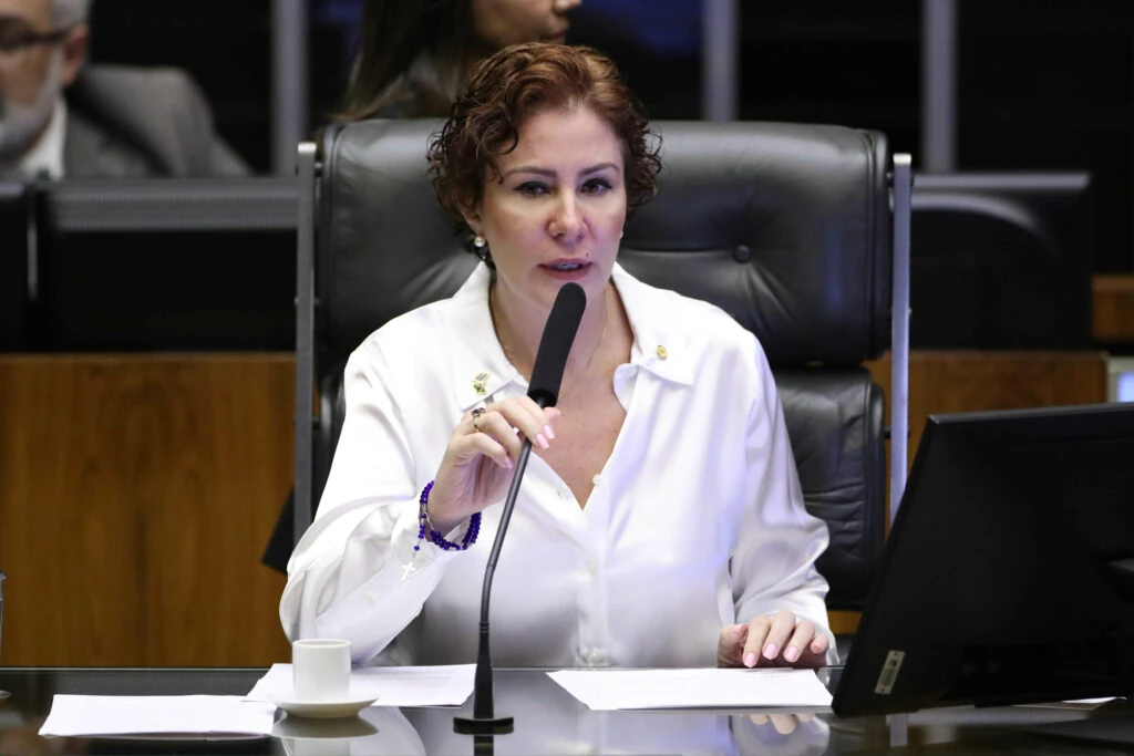 Carla Zambelli é a única parlamentar indiciada no relatório da CPMI