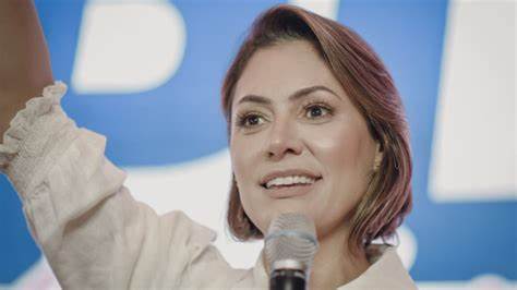 Michelle Bolsonaro ironiza Janja e diz que não quis ser primeira-dama “viajante”