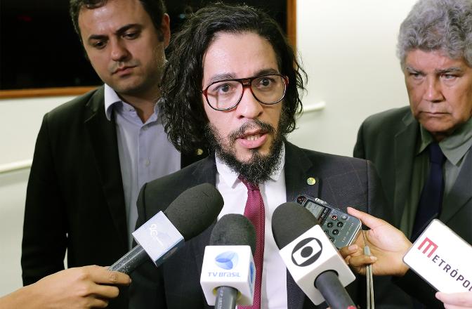 Jean Wyllys pede censura a veículos que denunciaram visita da “dama do tráfico”