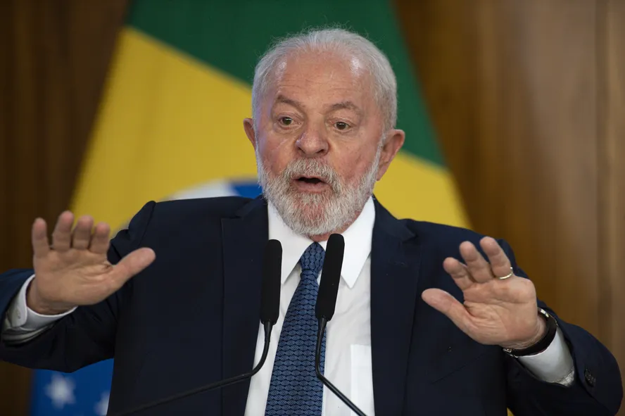 Lula nega importante auxílio para PMs e bombeiros