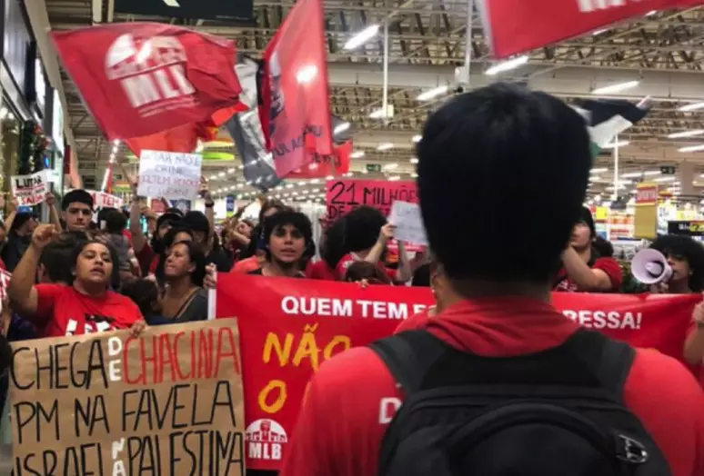 Manifestantes invadem unidade do Carrefour na zona Norte de Porto Alegre