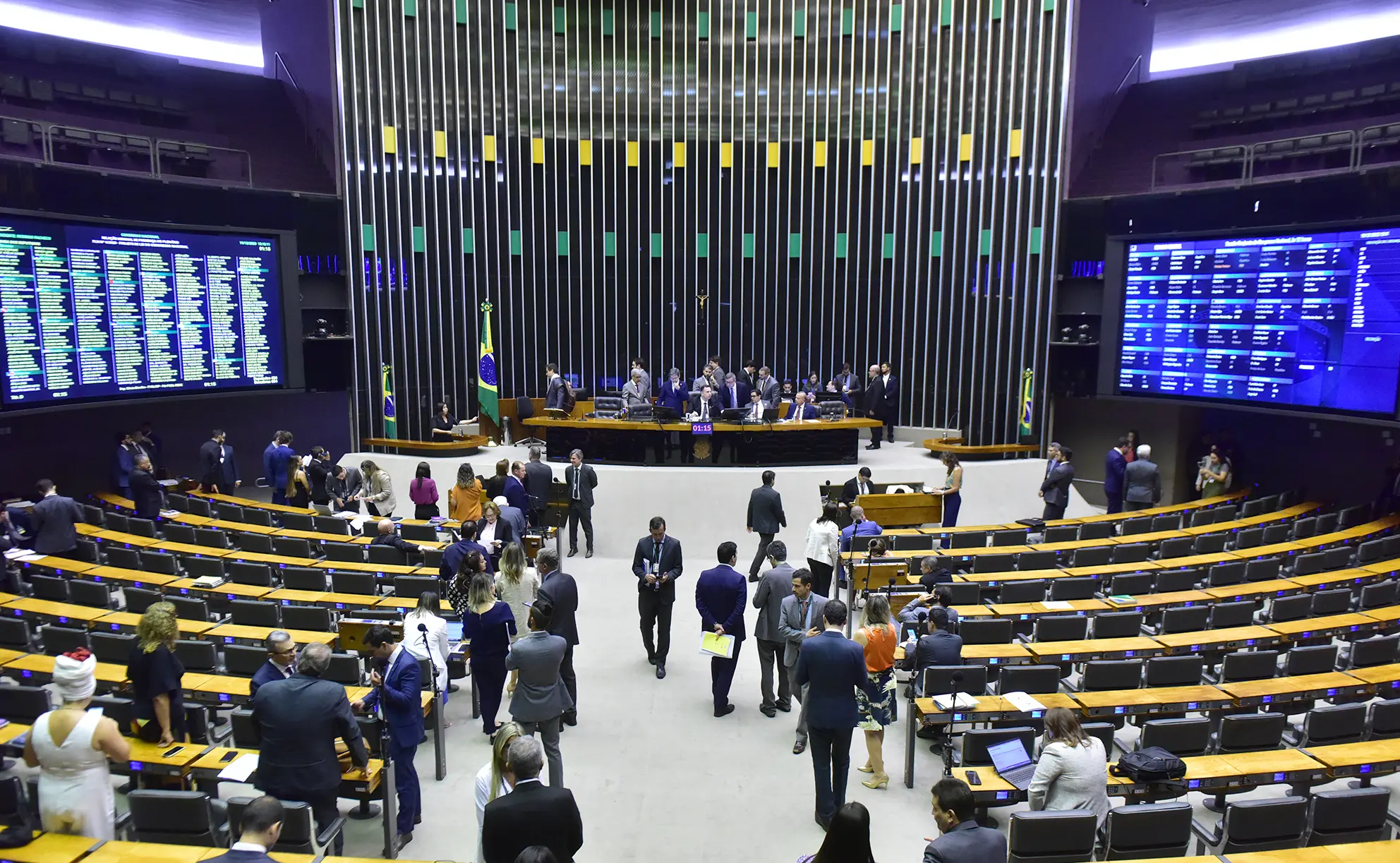 Quais foram os deputados federais mais faltosos de 2023?