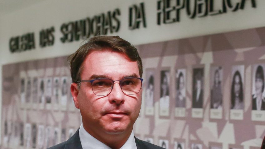 PF está sendo usada para perseguir opositores, diz Flávio Bolsonaro