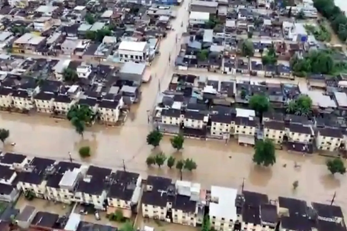 Chuva recorde deixa 9 mortos, alaga vias e afeta transporte no Rio de Janeiro