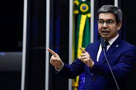 Randolfe Rodrigues critica ausência de parlamentares em evento de um ano do 8 de Janeiro