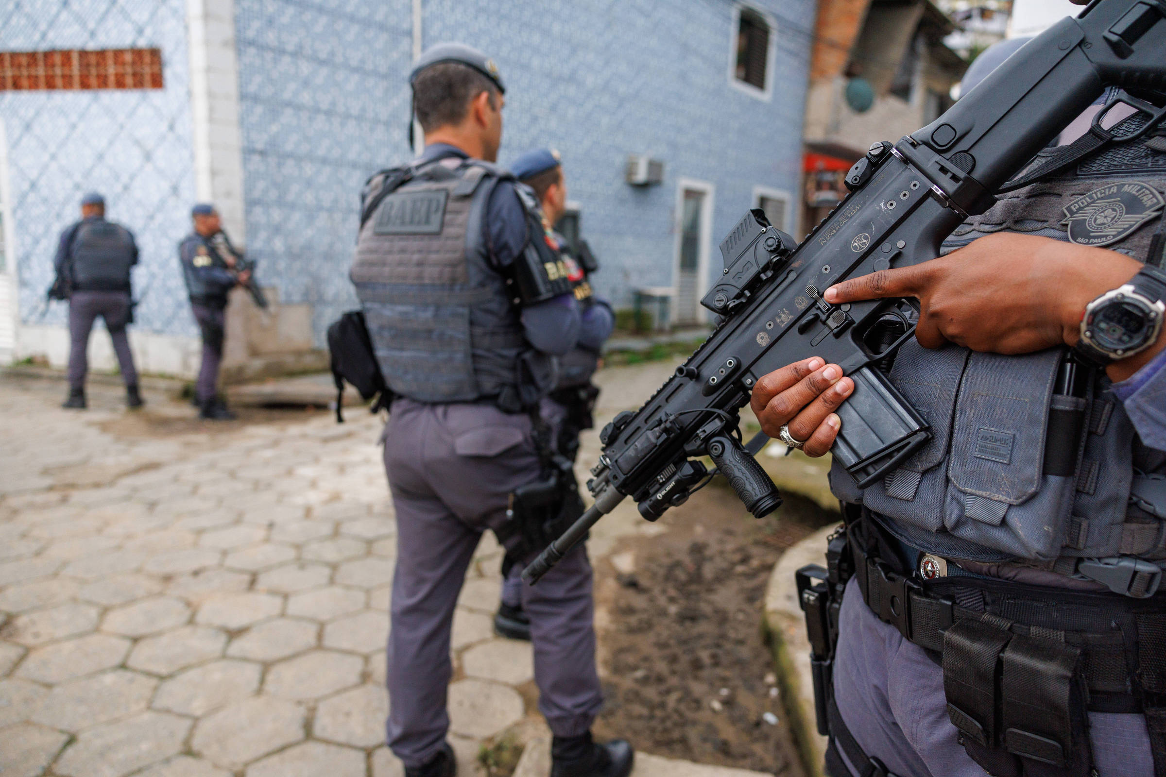 PM encontra dois depósitos de drogas em área de mata no Guarujá São PAULO