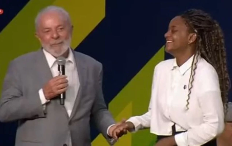 “Afrodescendente assim gosta de um batuque de tambor’” diz Lula à jovem negra; oposição reage