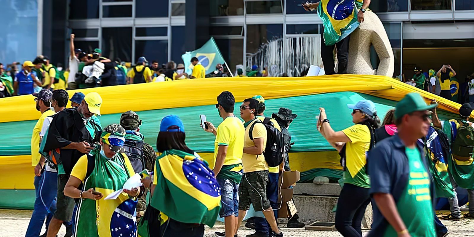 STF condena mais 29 réus pelos atos  de 8 de janeiro