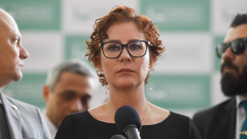 TSE multa Carla Zambelli por propagar notícias falsas