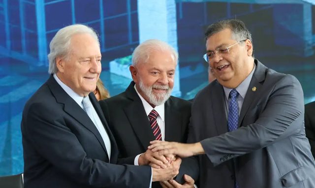 Lula diz que salário de R$ 44.000 de ministros do STF é baixo Para o presidente, o valor é “irreal” para a “qualidade da função”; os magistrados da Corte terão aumento em 2025…