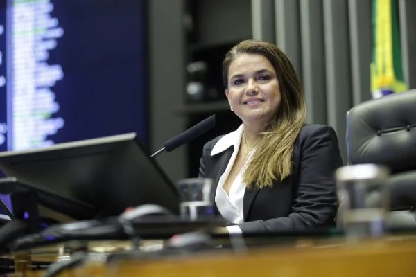 Empresa de marido de deputada fatura R$ 53 milhões em um ano com contratos do governo