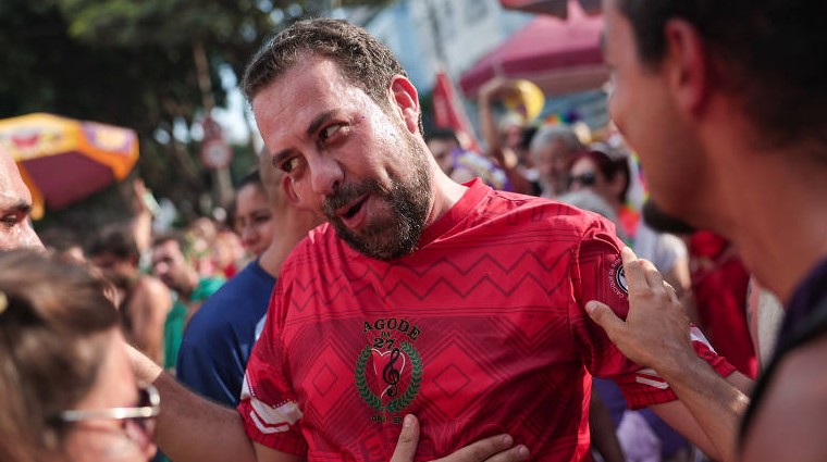 Blocos de SP politizam carnaval e fazem campanha velada a Boulos