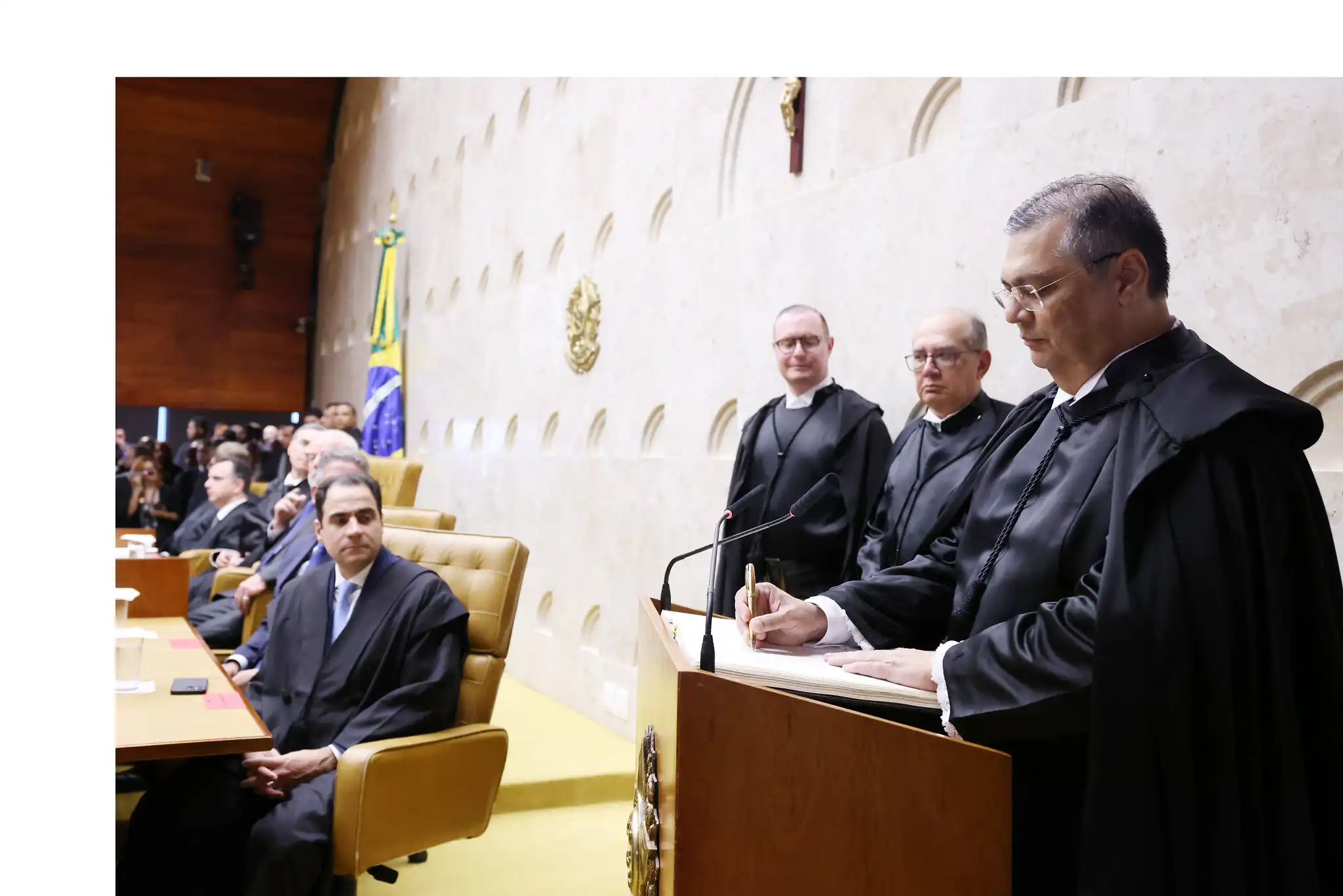 Flávio Dino toma posse como ministro do STF