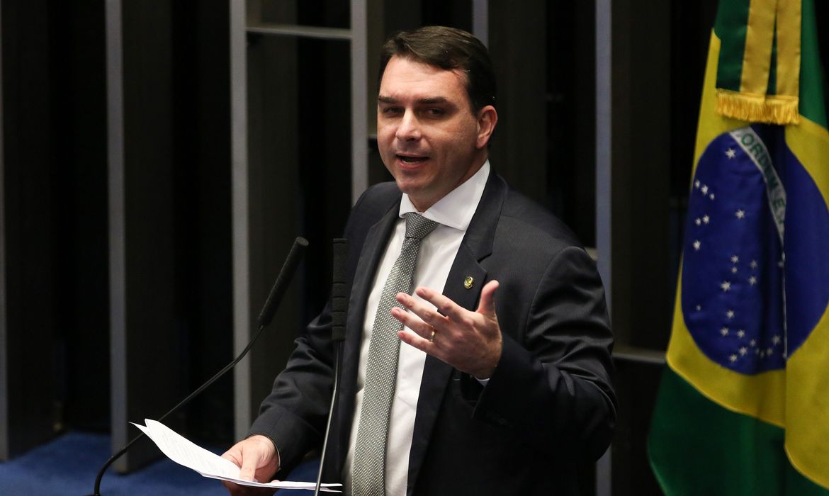 Moraes inventa crime onde não existe, diz Flávio Bolsonaro