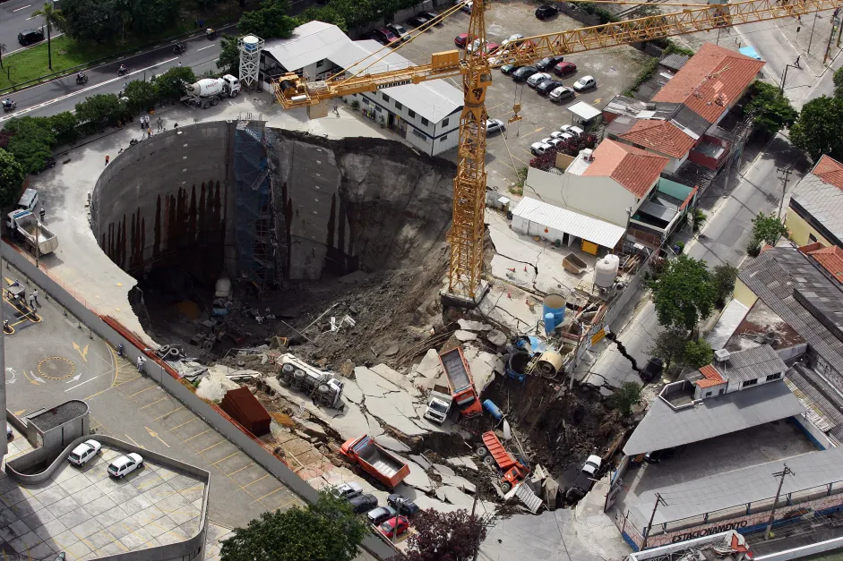 Diretores do metrô-SP e construtoras são multadas em R$ 240 milhões por cratera que matou 7 pessoas