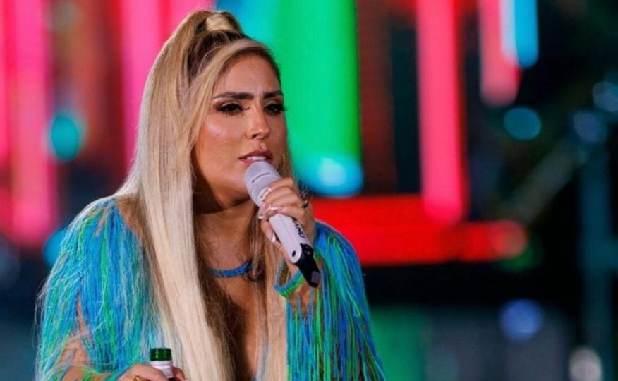 Cantora brinca sobre “gostar de marginal” e tem colar de R$ 100 mil furtado