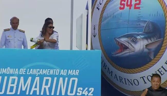 Janja quebra garrafa de espumante e batiza submarino brasileiro