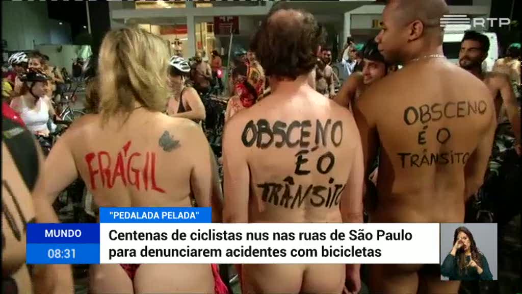 Ciclistas nus protestam contra violência no trânsito em São Paulo