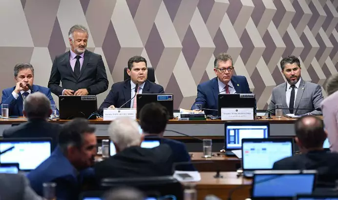 CCJ aprova PEC que criminaliza posse de qualquer quantidade de droga