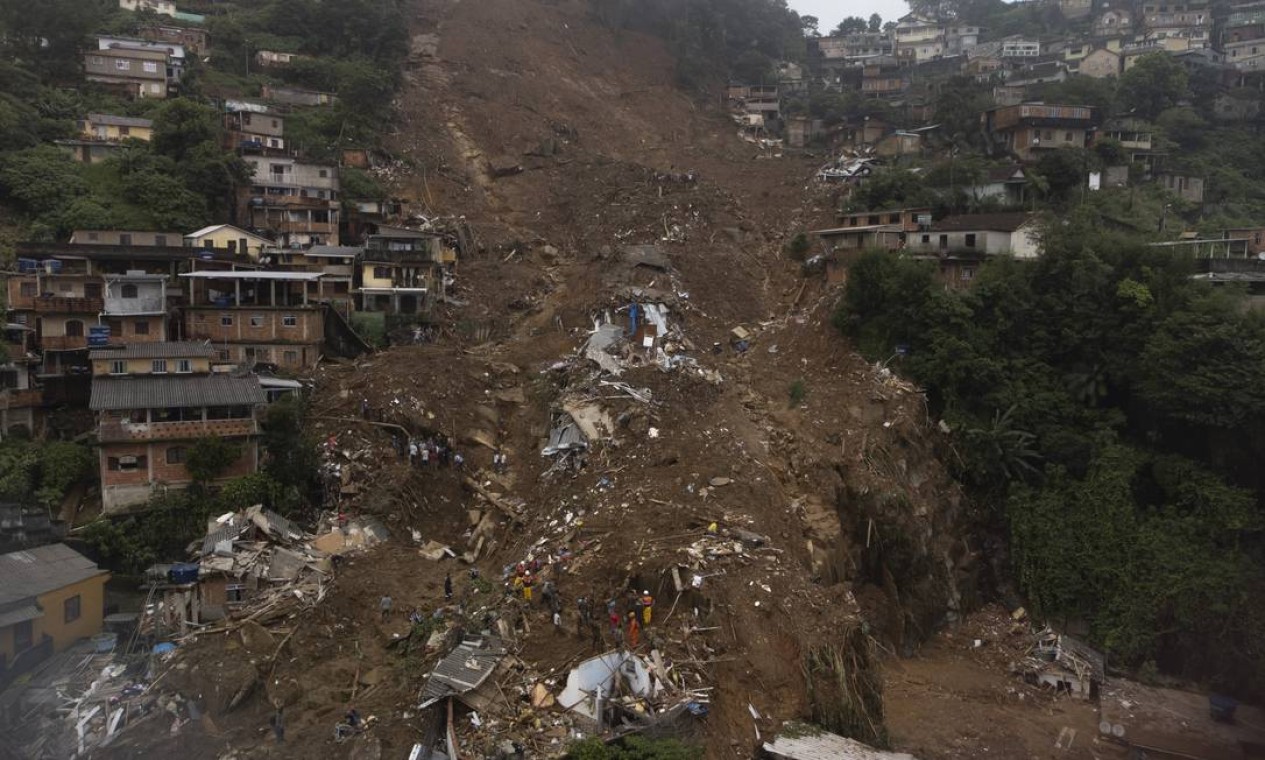 Chuvas provocam mortes em Petrópolis. Teresópolis e Nova Friburgo já sentem o impacto