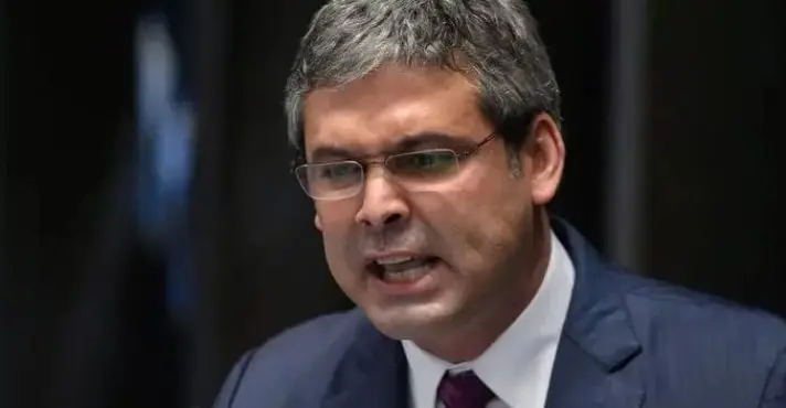 Lindbergh Farias ameaça manifestantes que foram ao ato pela democracia: ‘Vão para a Papuda’