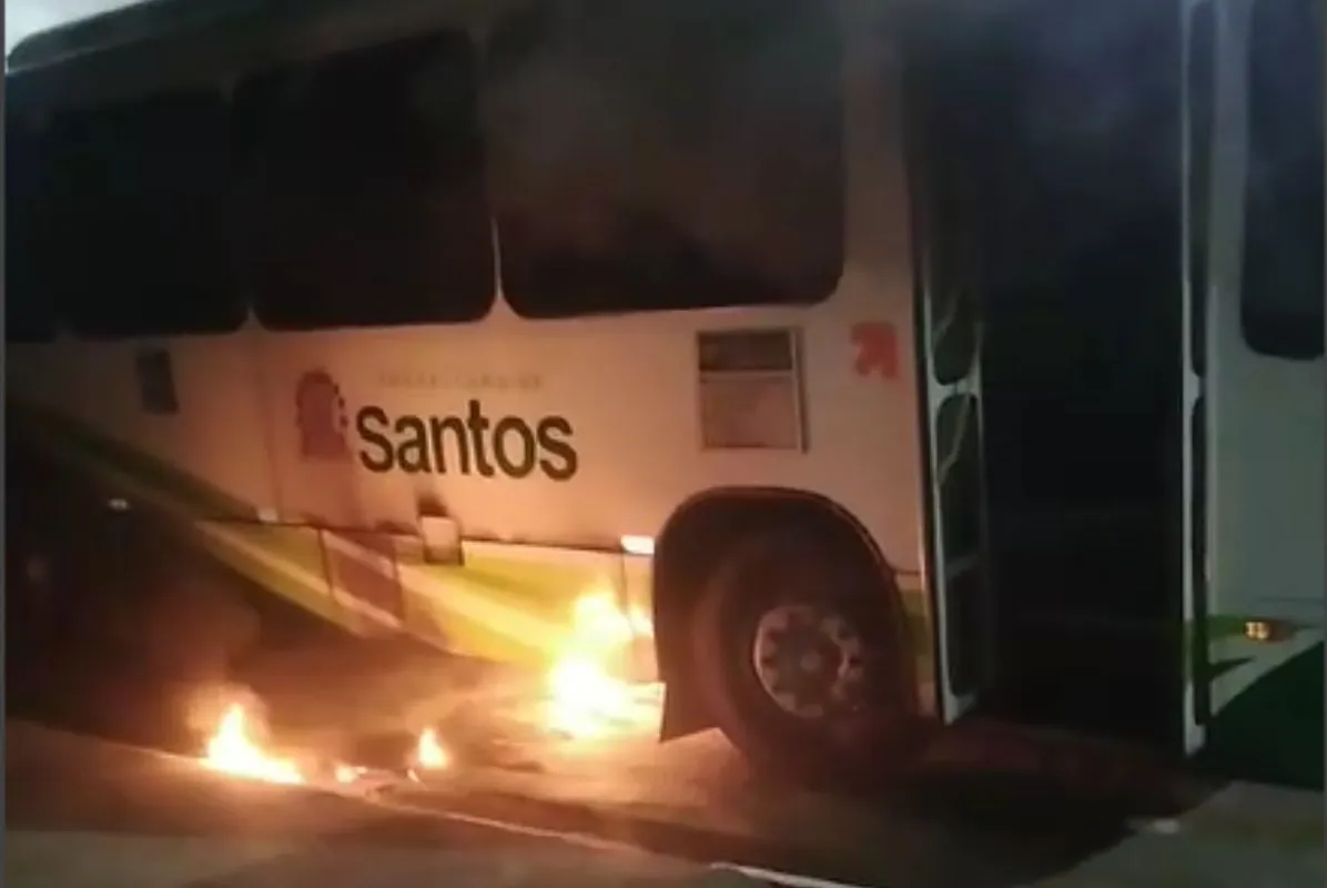 Bandidos aterrorizam passageiros e incendeiam ônibus no litoral de SP